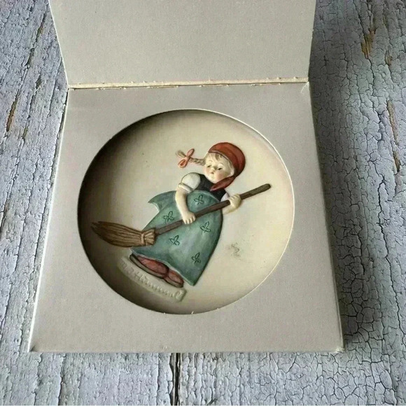 Vintage 1987 Goebel Hummel  "Little Homemakers" West Germany 4" Decorator Plate - Picture 8 of 10